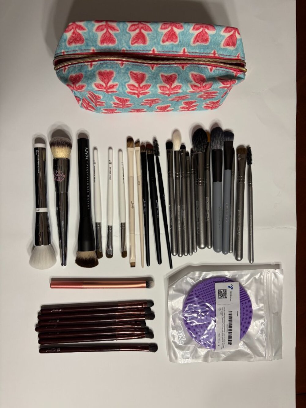 LOT: Makeup Brushes (31) with Estee Lauder Cosmetic Bag and Brush Cleaning Pad - Picture 6 of 14